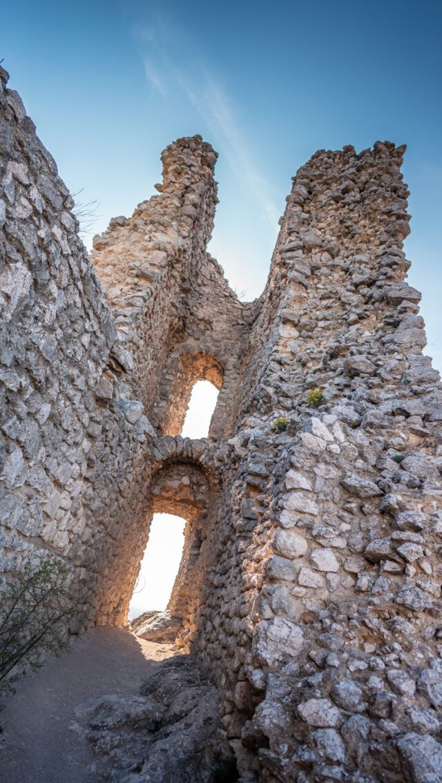 Romantická procházka na zříceninu Sirotčího Hrádku Vás okouzlí✨ překrásnými výhledy na okolní krajinu a vodní nádrž Nové Mlýny🌊.
.
📍zřícenina Sirotčího Hrádku
.
#zricenina #vylet #palava #jiznimorava #vino #sklipek #vinice #hrad